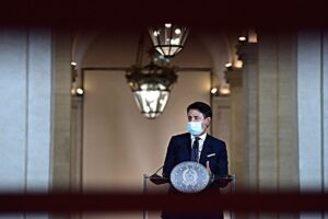 Conte non sa che pesci pigliare, perciò non decide