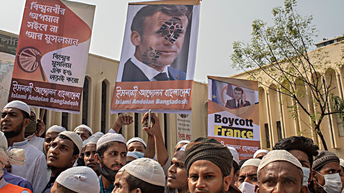 Gli islamisti marciano contro Parigi. Macron teme attentati a Ognissanti