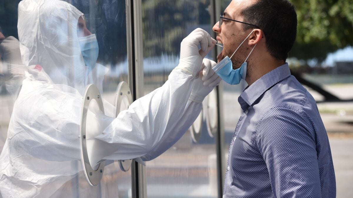La caccia al contagiato crea terrore e alimenta la bugia dell’emergenza