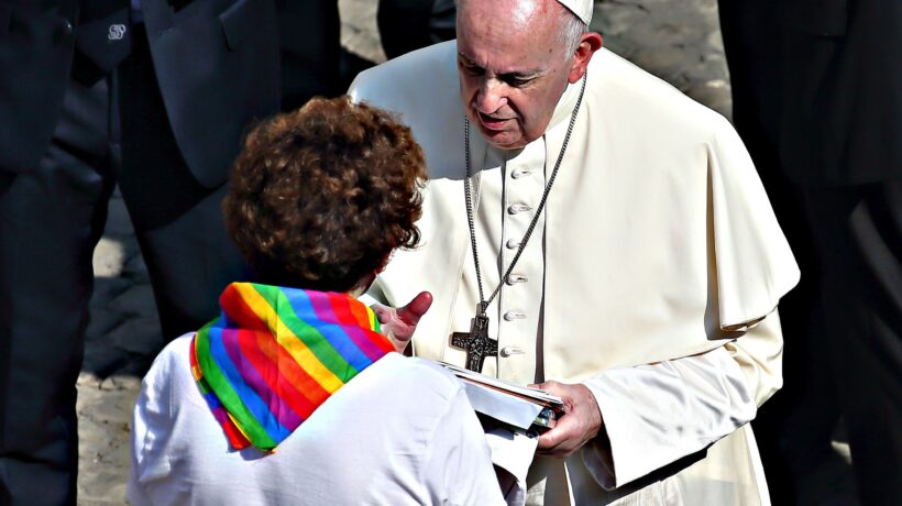 Il Papa apre le porte della Chiesa ai gay: «Sì alle unioni civili»