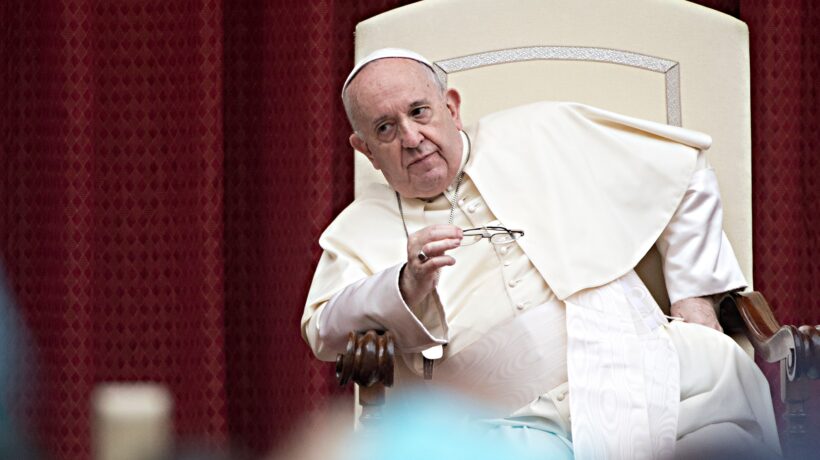 Al rogo l’autore «razzista» (citato dal Papa)