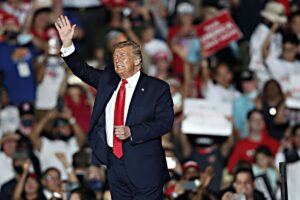 Trump sul palco è tornato a ruggire. Biden invece non sa dove andare
