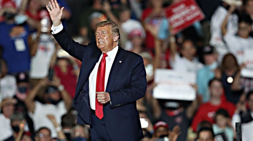Trump sul palco è tornato a ruggire. Biden invece non sa dove andare