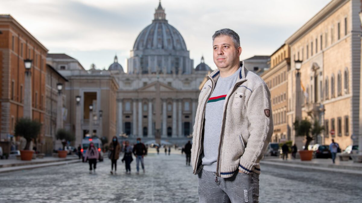 Frasi tagliate, omissioni e ambiguità. Che cosa ha detto davvero Francesco