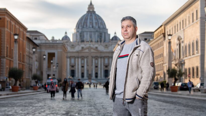 Frasi tagliate, omissioni e ambiguità. Che cosa ha detto davvero Francesco