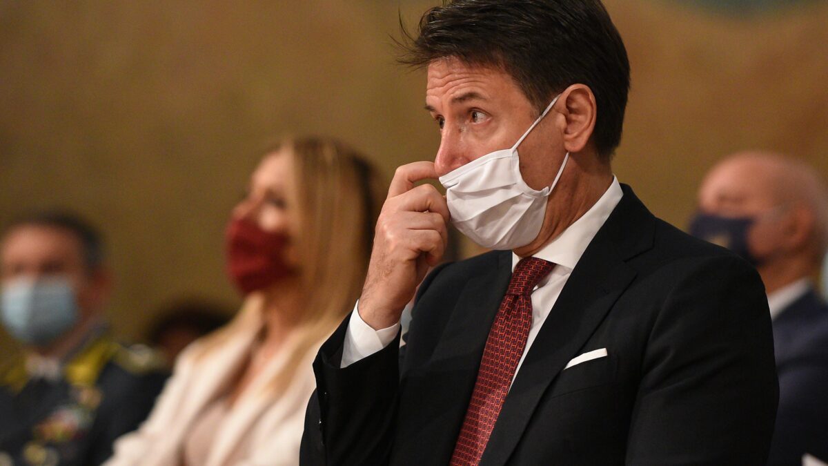 Conte costretto a rimediare alle sue contraddizioni. «Niente mascherina in tv»