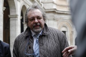 «Il M5s anti partiti distrutto dal reuccio di Pomigliano»
