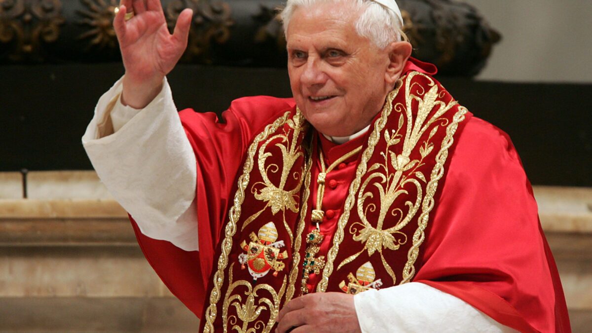Il caso Becciu riapre l’enigma Benedetto XVI
