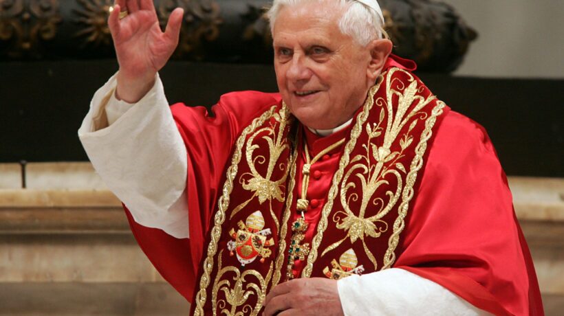 Il caso Becciu riapre l’enigma Benedetto XVI