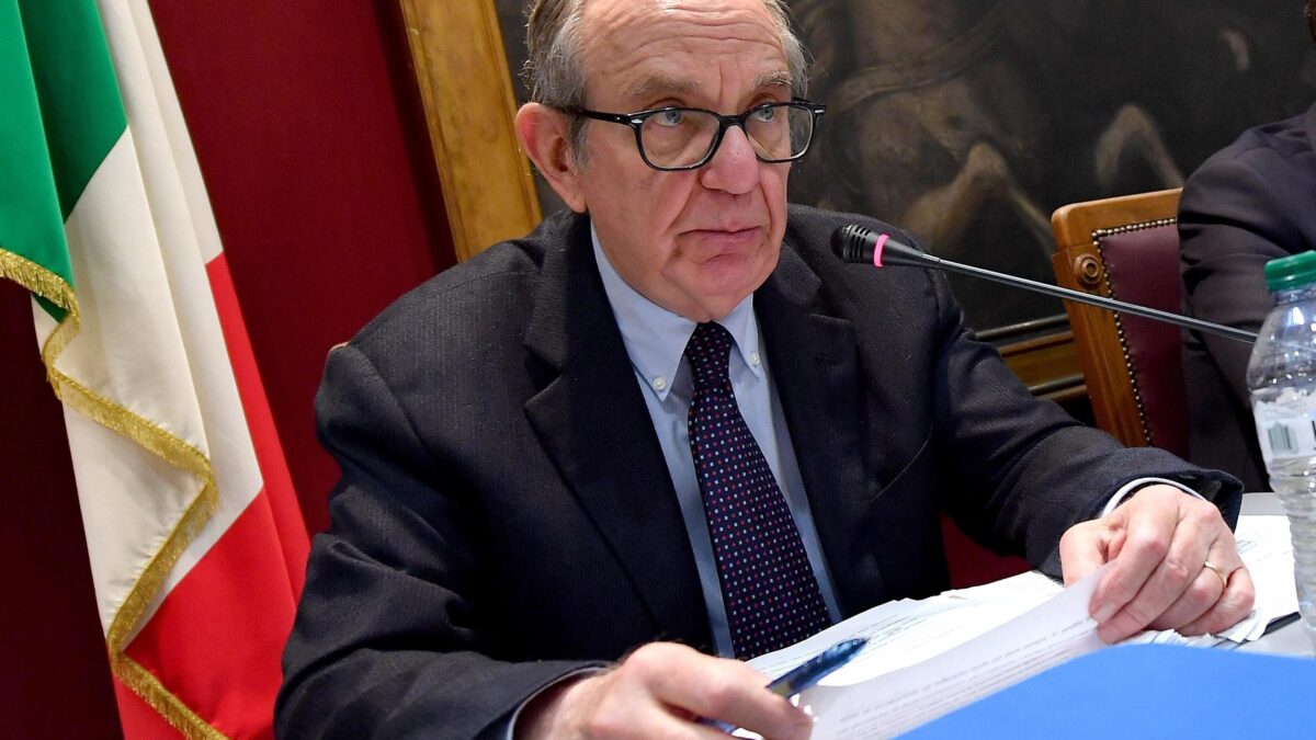 Altri guai per Mps e Padoan. Ma Conte vuole risolvere il nodo banche a colpi di Dpcm