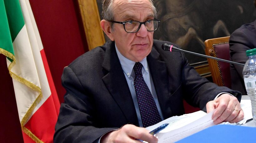 Altri guai per Mps e Padoan. Ma Conte vuole risolvere il nodo banche a colpi di Dpcm