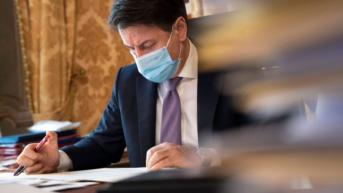 Conte è alle corde e teme le piazze: stop ai licenziamenti fino a marzo