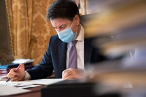 Conte è alle corde e teme le piazze: stop ai licenziamenti fino a marzo