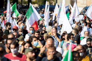 Dissenso in piazza. Il governo sfrutta chi protesta per trovare untori