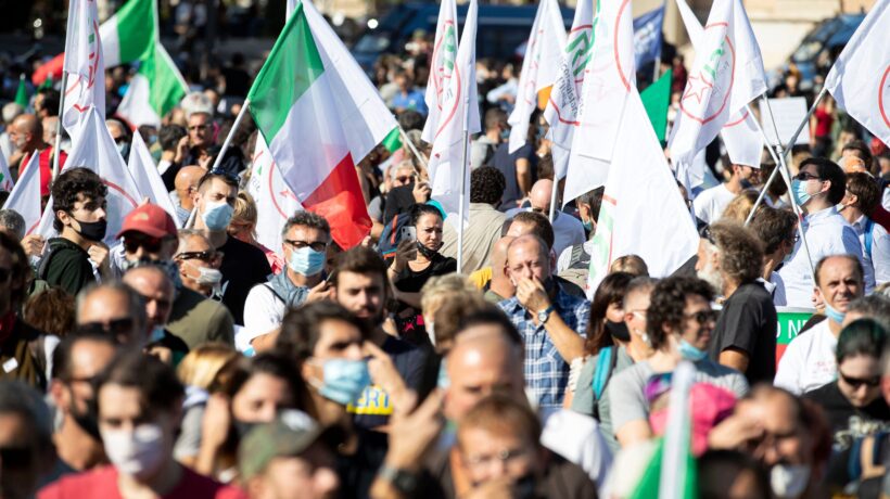 Dissenso in piazza. Il governo sfrutta chi protesta per trovare untori