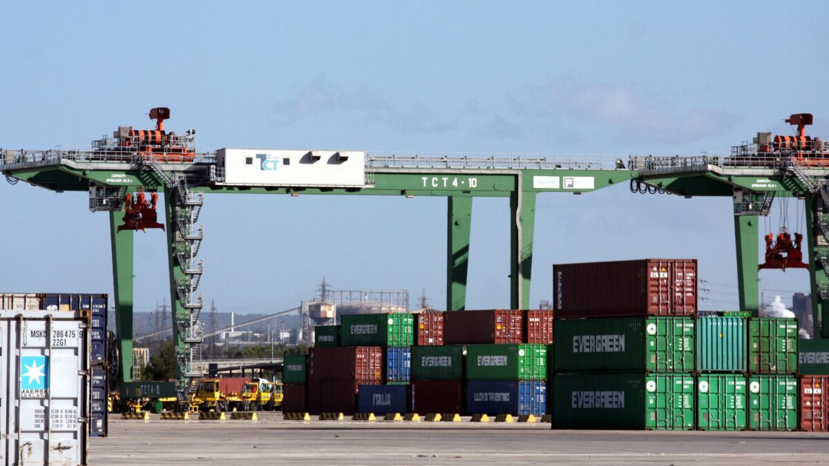 Un freno alle mani cinesi sul porto di Taranto