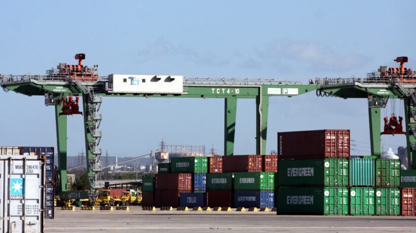 Un freno alle mani cinesi sul porto di Taranto