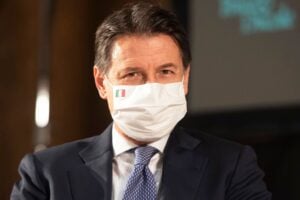Ci chiudono in casa e la tassano pure