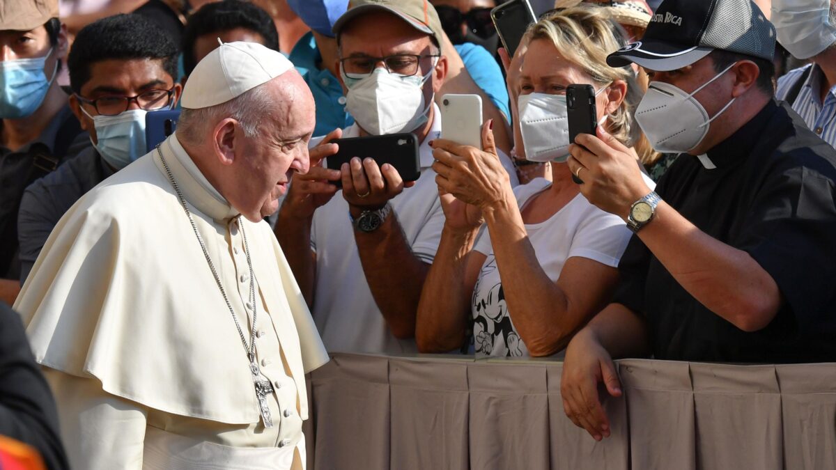 La proposta indecente del vaticanista: una foto con il Papa in cambio di sesso