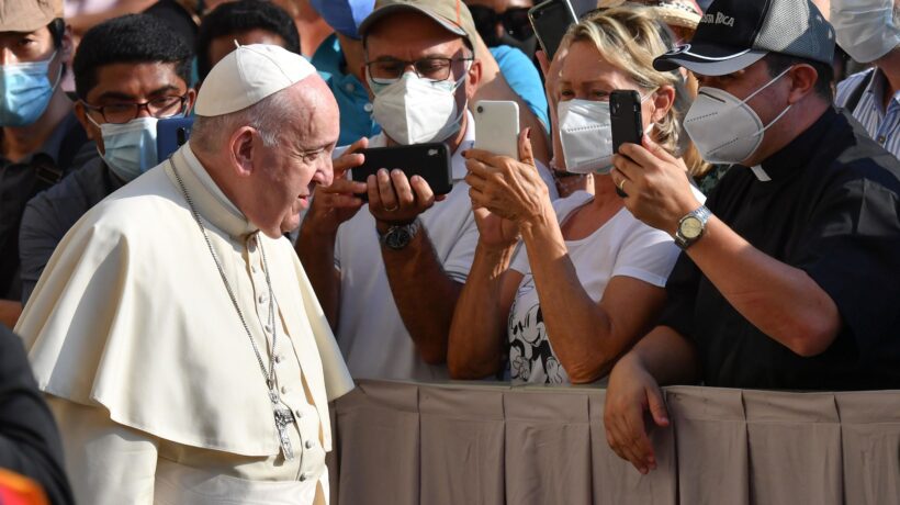 La proposta indecente del vaticanista: una foto con il Papa in cambio di sesso
