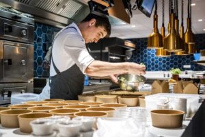 Il coprifuoco accende le «cucine oscure»
