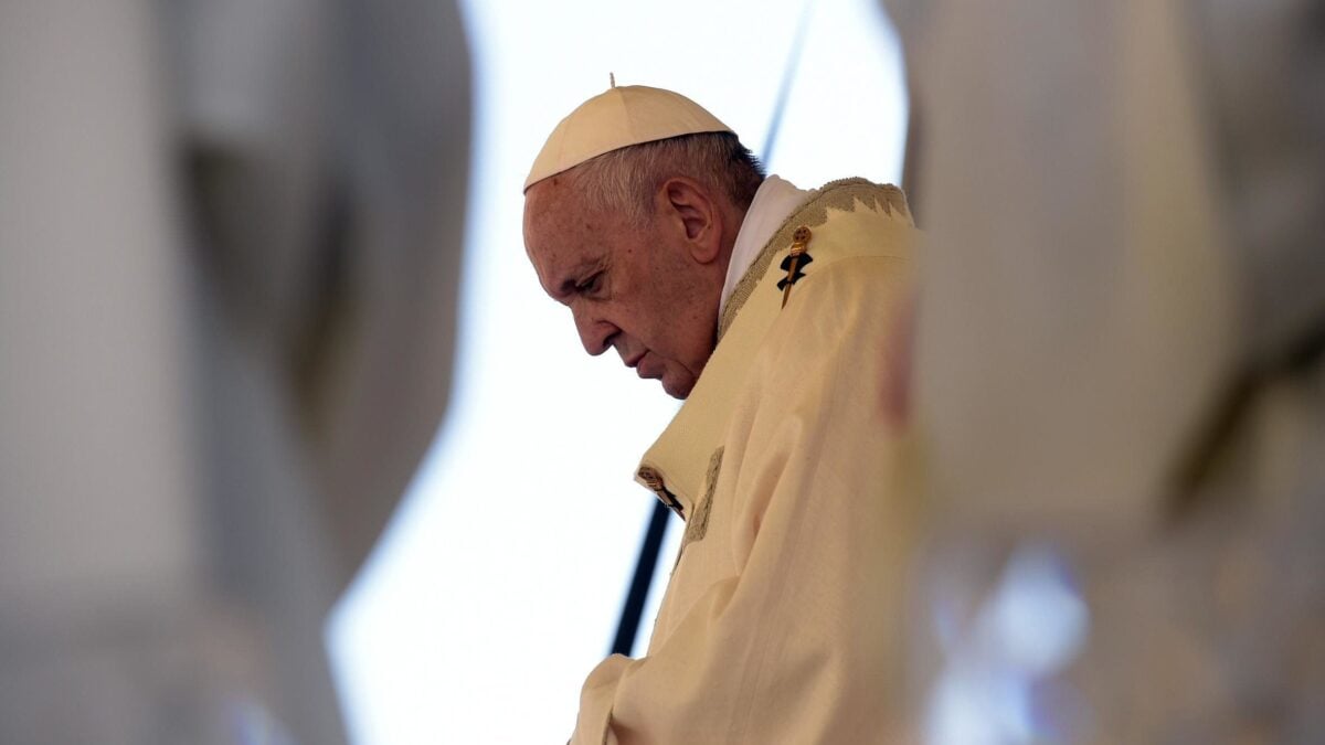 Il Papa che benedice le famiglie gay nuovo testimonial della legge Zan