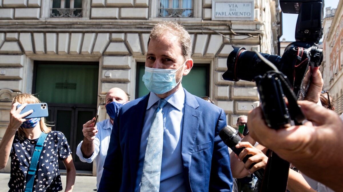 I grillini non pagano le quote mensili e Casaleggio dà un taglio a Rousseau