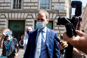 I grillini non pagano le quote mensili e Casaleggio dà un taglio a Rousseau