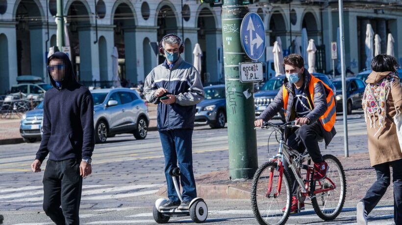 Mascherine in casa e scure sulle feste. Le nuove restrizioni sono un delirio