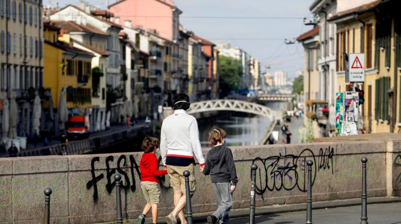 Follia a Milano: «Non baciate i vostri figli»