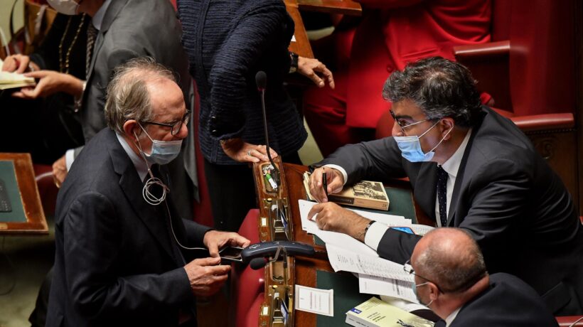 Pd e M5s si scontrano su Padoan che però si garantisce l’addio all’Aula