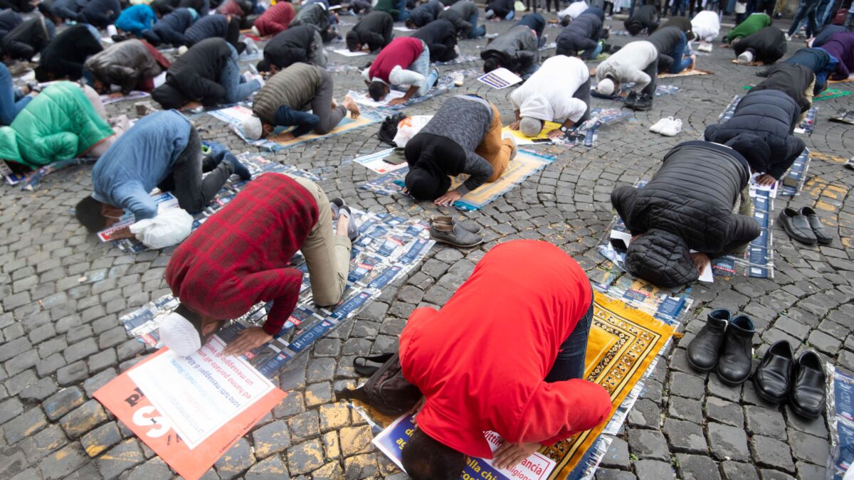 Islamici italiani in piazza. Ma sono contro la Francia