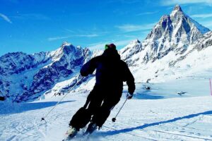 Inverno fermo al palo per sciatori e funivie