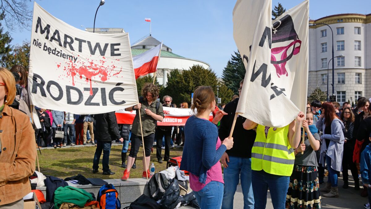 Aborto, PV&F: «Ma quale infamia. La Polonia è contro l’eugenetica e a favore del diritto alla vita»