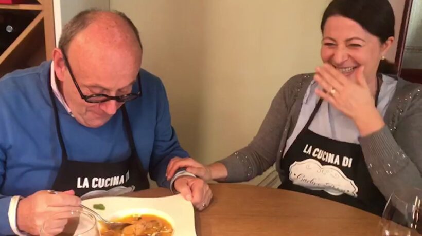 Le pillole di galateo di Petra e Carlo: come usare il cucchiaio e come si mangiano le zuppe