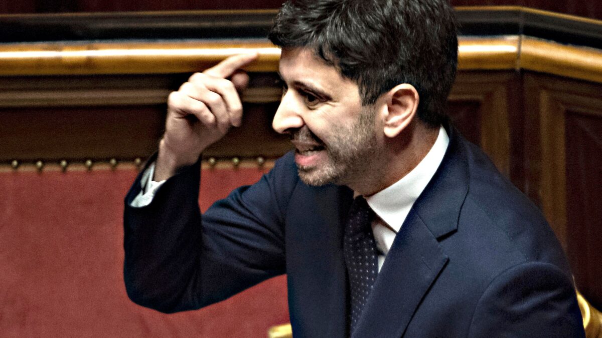 Prolungato il vecchio Dpcm. Ma scatta subito l’obbligo delle mascherine all’aperto