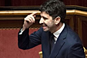 Prolungato il vecchio Dpcm. Ma scatta subito l’obbligo delle mascherine all’aperto