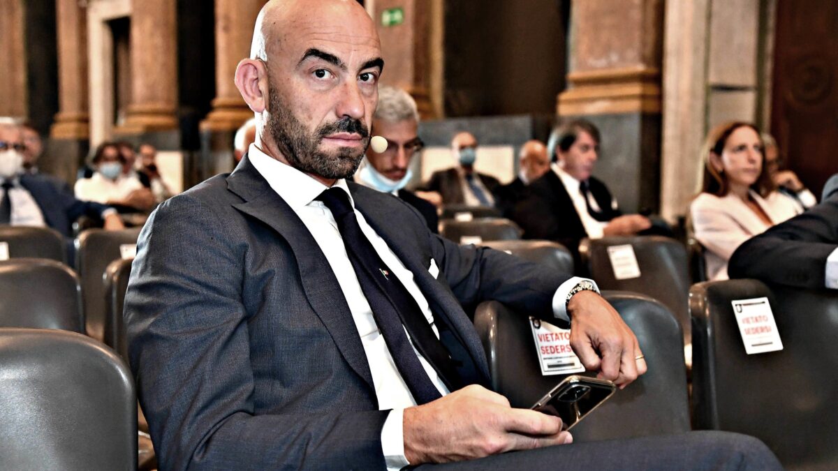 Gli esperti contro la mascherina: «Furbata per alimentare il terrore»
