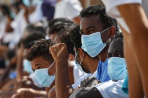 La Caritas plaude alle frontiere aperte e va a battere cassa sui fondi per migranti