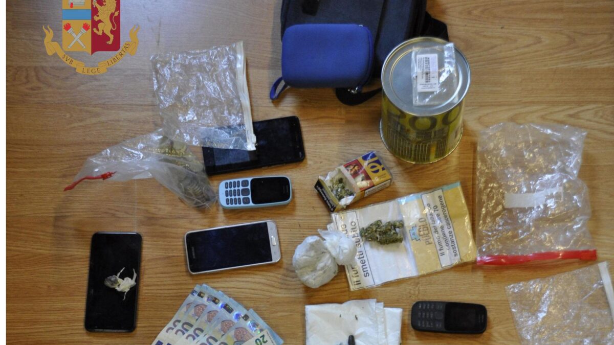 Nascosti nei palloni e nei formaggi. Boom di cellulari sequestrati in cella