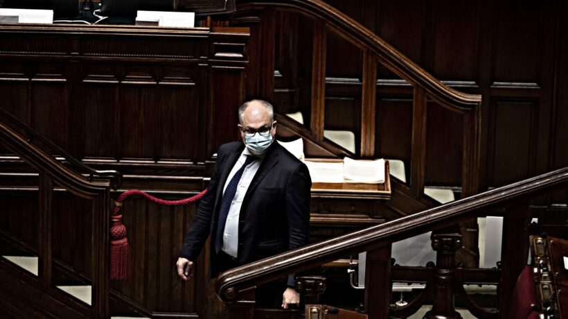 Il governo incassa un altro scostamento. Ma tiene 23 miliardi chiusi in un cassetto