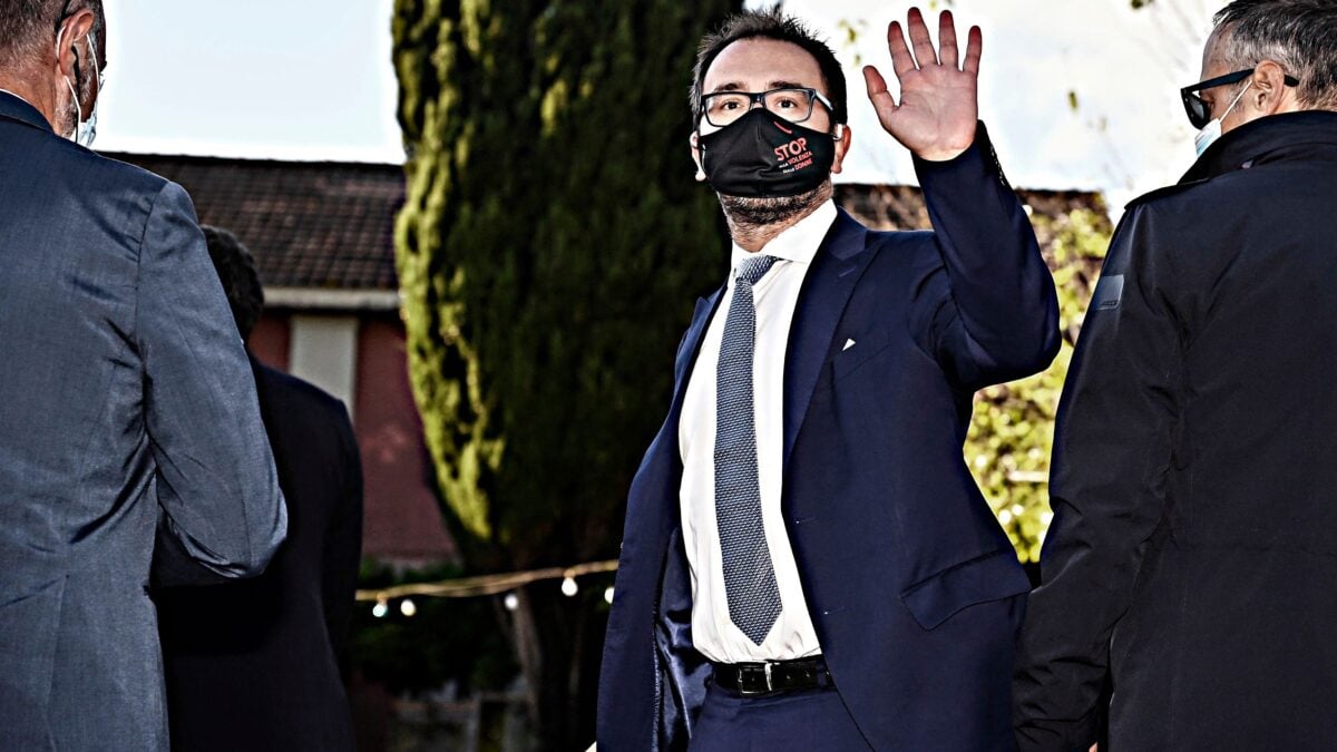 Errori e fogli segnati. Bonafede alle prese con i concorsi bluff per la magistratura