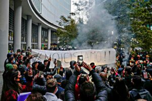 La protesta dilaga, il governo bara sui soldi