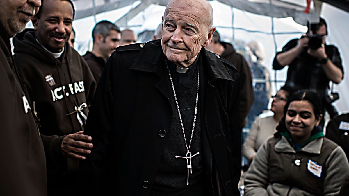 Corrotto, omosessuale, molestatore. Ma per McCarrick niente scomunica