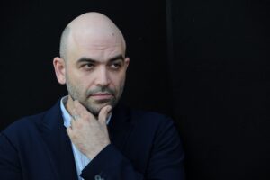 Saviano vuol tornare guru della sinistra e detta la nuova linea: «È l’ora di odiare»