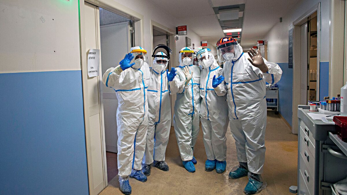 Ci sono 300.000 infermieri pronti. «Utilizzateci per i tamponi di massa»