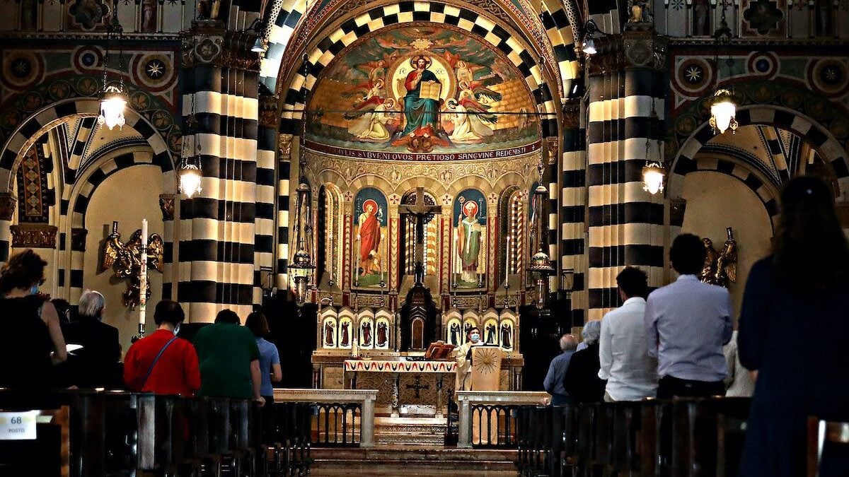 È un mondo alla rovescia: i laici difendono la fede più della Chiesa cattolica
