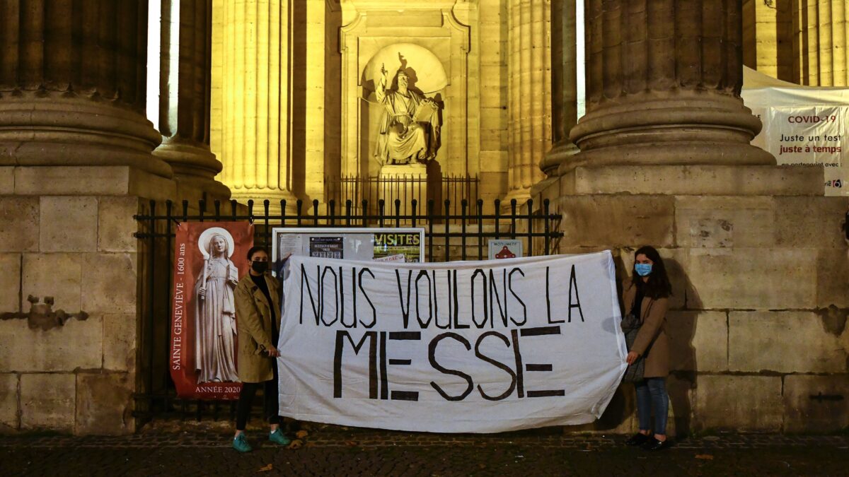 Messe a numero chiuso in Francia. Scintille tra Macron e i vescovi