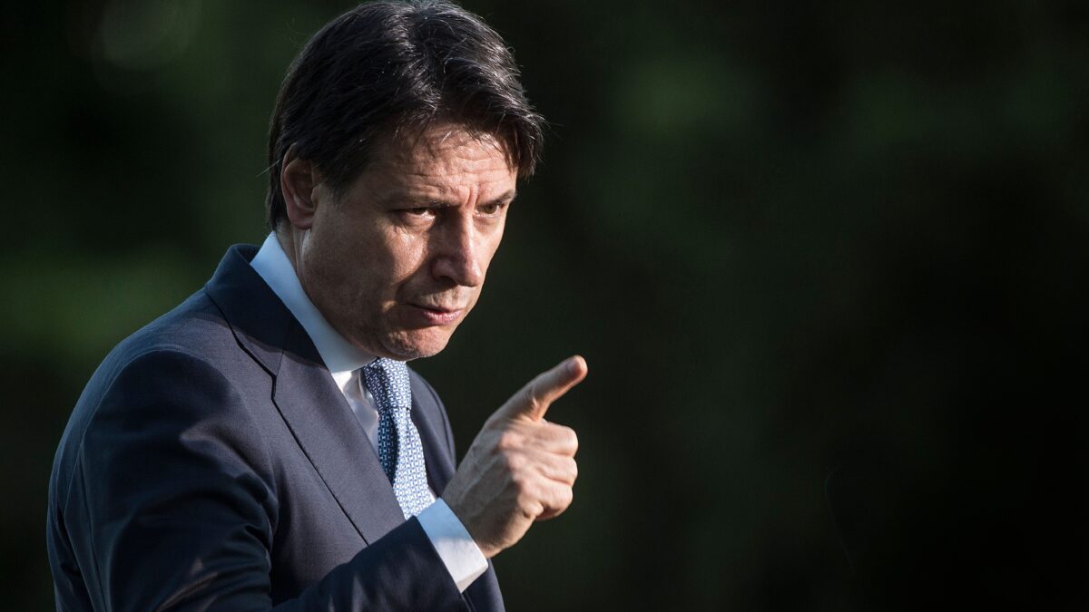 Sull’Italia a zone governo nel pallone. Coprifuoco alle 22 e limiti alla mobilità