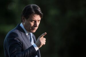 Sull’Italia a zone governo nel pallone. Coprifuoco alle 22 e limiti alla mobilità